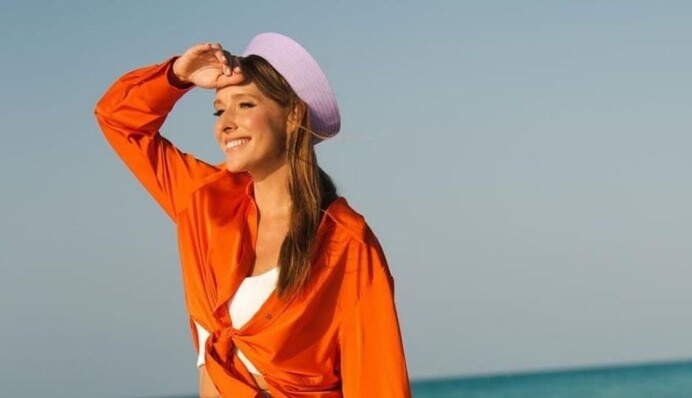 Катя Осадчая в купальнике позировала на пляже - как ведущая с семьей отдыхает в Таиланде