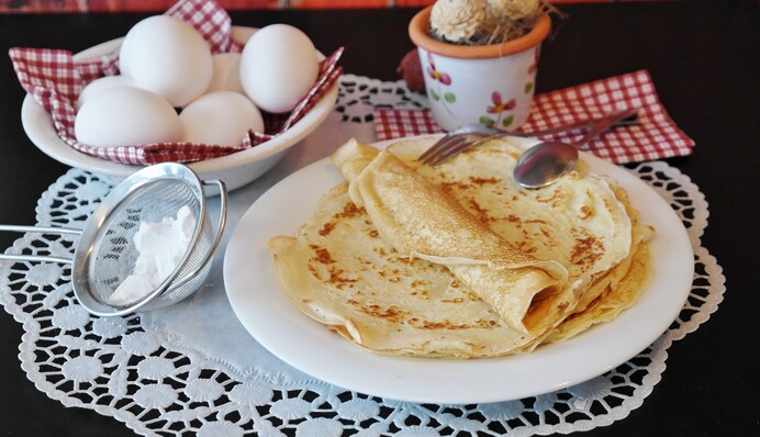 Готуємо на сніданок легкі млинці із сиром: простий рецепт