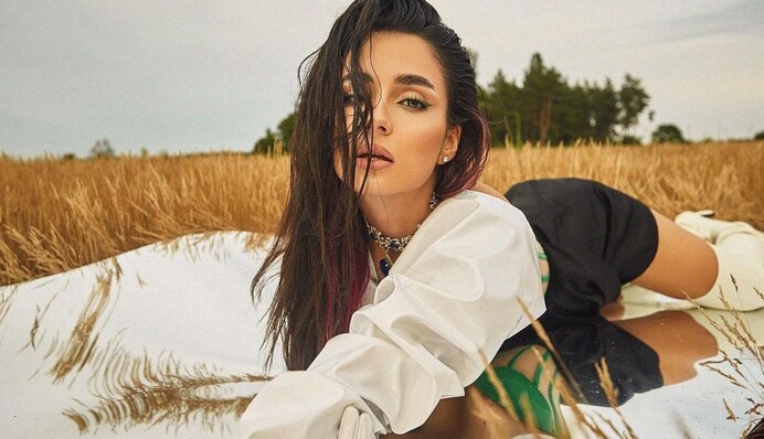 Анна Трінчер наважилася збільшити груди і розповіла про підготовку до операції