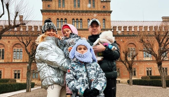 Обе похожи на маму: Лилия Ребрик показала нарядных дочерей в праздничной фотосессии