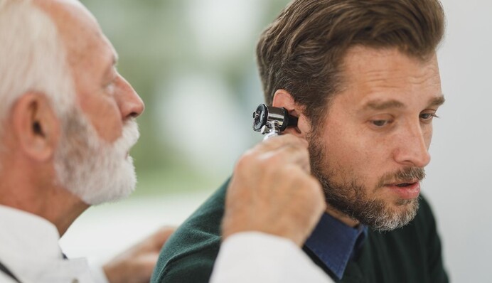 Мужчина пожаловался врачу на шум в ухе - причина заставит вас поморщиться