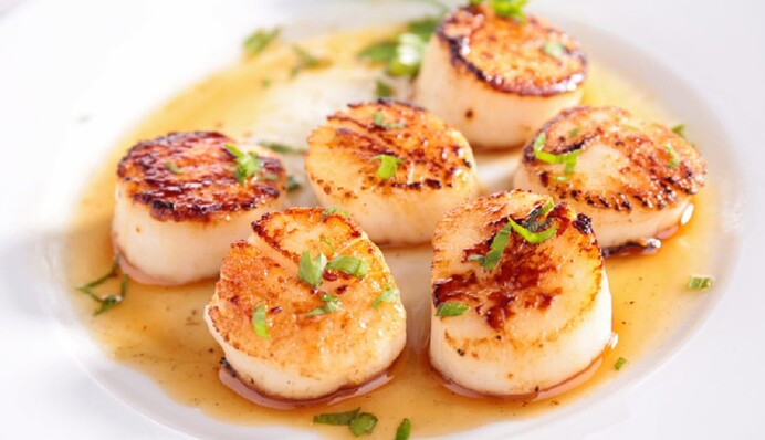 Обжариваем нежные морские гребешки с петрушкой: простой рецепт