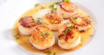 Обсмажуємо ніжні морські гребінці з петрушкою: простий рецепт