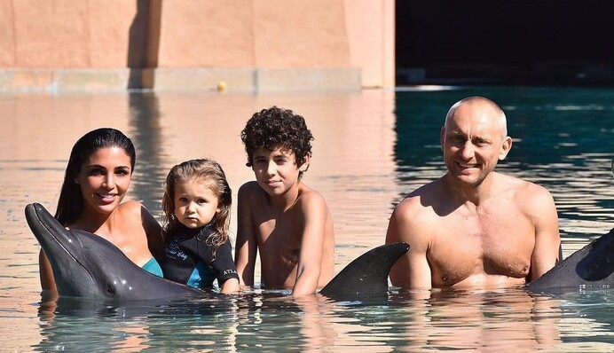 Санта Димопулос с мужем и детьми снялась в фотосессии с дельфинами - теперь ее критикуют