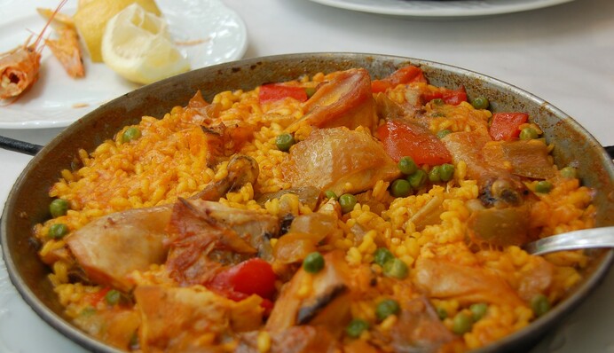 Готовим дома испанскую паэлью с куриной грудкой: простой рецепт