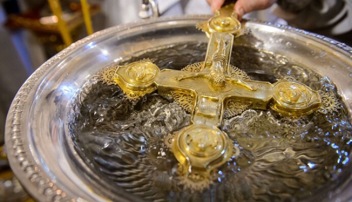 Когда святят воду на Крещение и как ее использовать: обряды на праздник