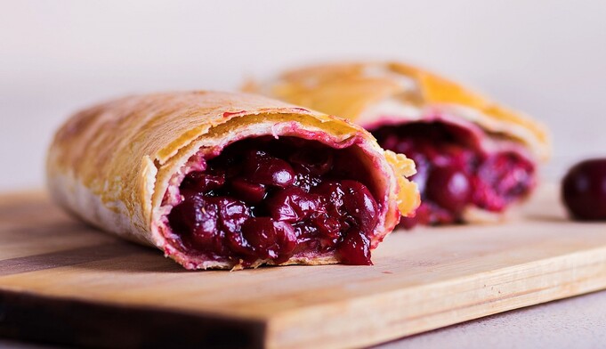 Готовим дома нежный штрудель с вишней и орехами: простой рецепт