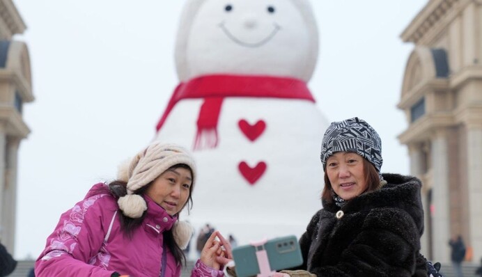 В Китае построили огромного снеговика размером с дом - его собирали 120 скульпторов