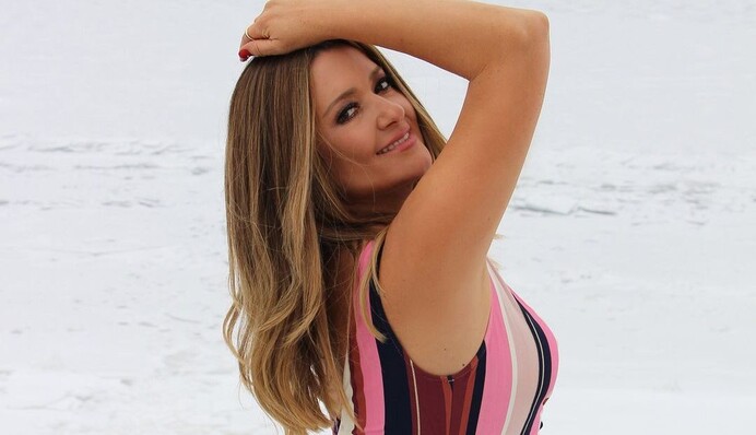 Поки всі на курортах: Наталя Могилевська влаштувала фотосесію в купальнику на снігу