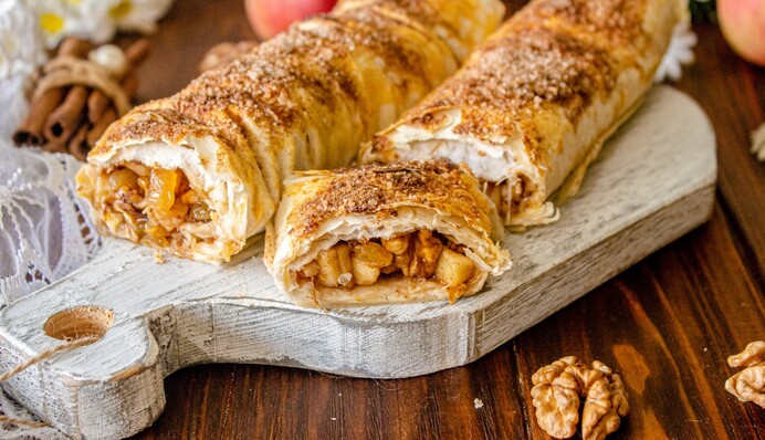 Печем ароматный венский штрудель с яблоком и корицей: простой рецепт