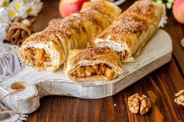 Печем ароматный венский штрудель с яблоком и корицей: простой рецепт