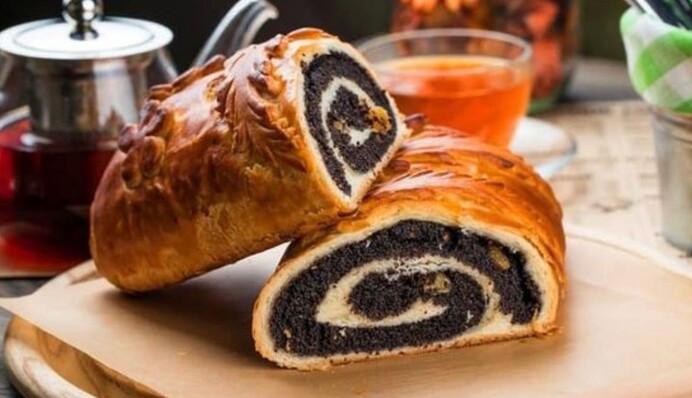 Печемо до чаю здобний рулет із маком: простий рецепт