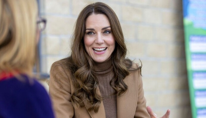 Кейт Миддлтон провела встречу в модном трикотажном платье и пальто: как одевается герцогиня
