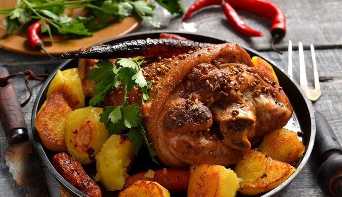 Как запечь сочную свиную рульку с картошкой: подробный рецепт