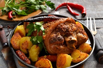 Как запечь сочную свиную рульку с картошкой: подробный рецепт