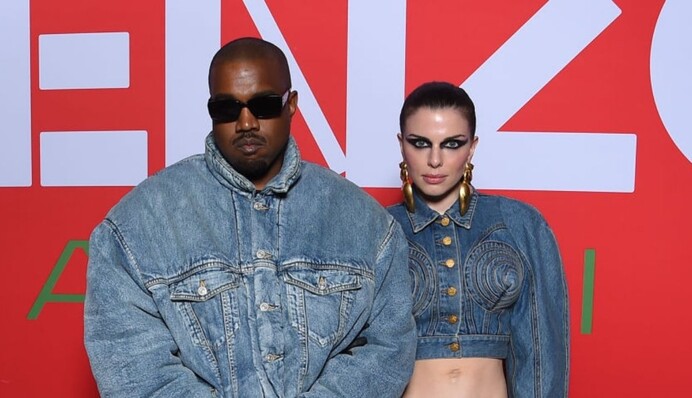 Канье Уэст и его девушка посетили показ мод в джинсовых костюмах - это главный тренд 2022 года