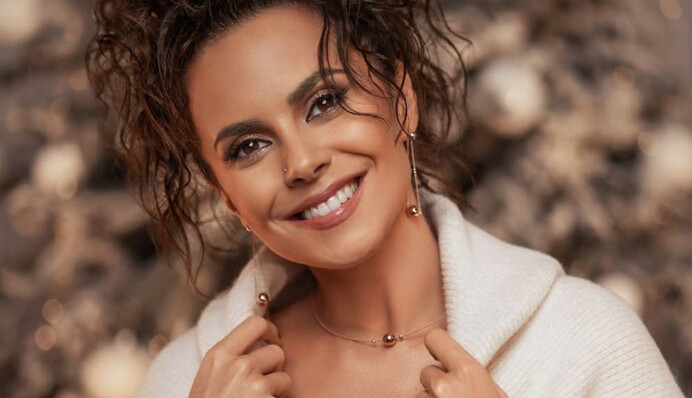 Настя Каменських показала фігуру у модній шкіряній спідниці - так виглядає тренд 2022 року