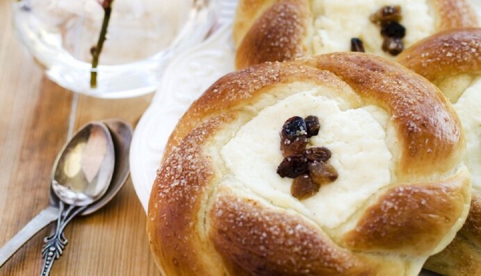 Печем дома воздушные ватрушки с изюмом и творогом: простой рецепт