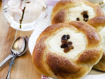 Печем дома воздушные ватрушки с изюмом и творогом: простой рецепт