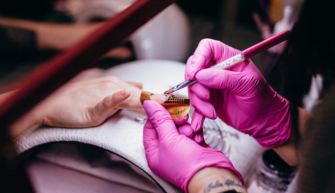 Украинка нарастила огромные ногти и установила рекорд: их суммарная длина - 10 метров