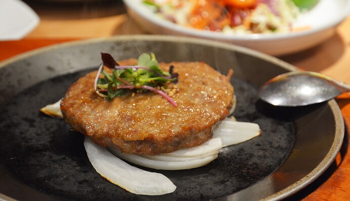 Как приготовить сочный классический бифштекс: простой рецепт