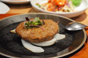 Как приготовить сочный классический бифштекс: простой рецепт