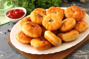 Как приготовить хрустящие беляши с мясом без дрожжей: простой рецепт