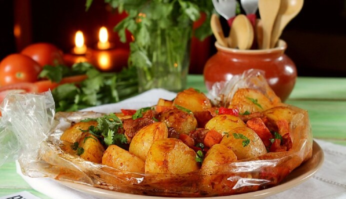 Как запечь вкусное жаркое с мясом в рукаве: простой рецепт