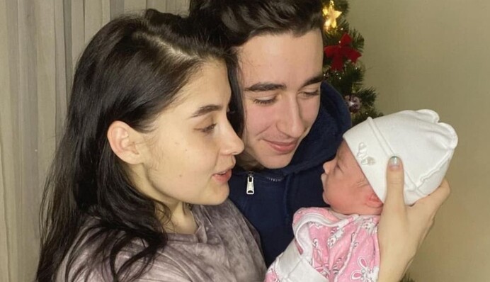 Новорожденную дочь Романа Сасанчина госпитализировали - жена певца пожаловалась на ужасные условия