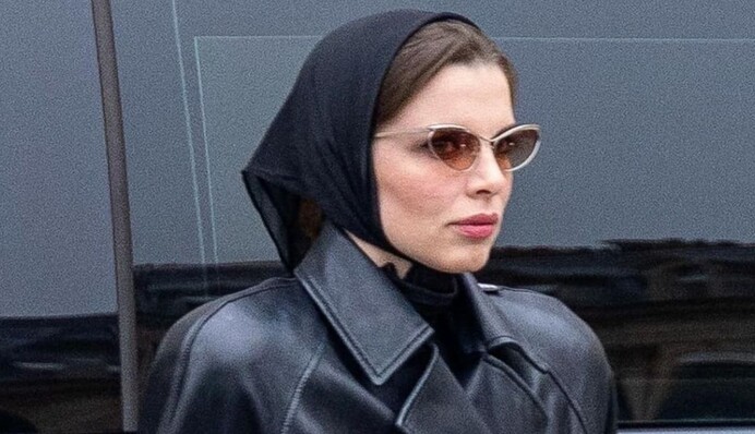 Фото новой девушки Канье Уэста в черном платке вызвало скандал во Франции