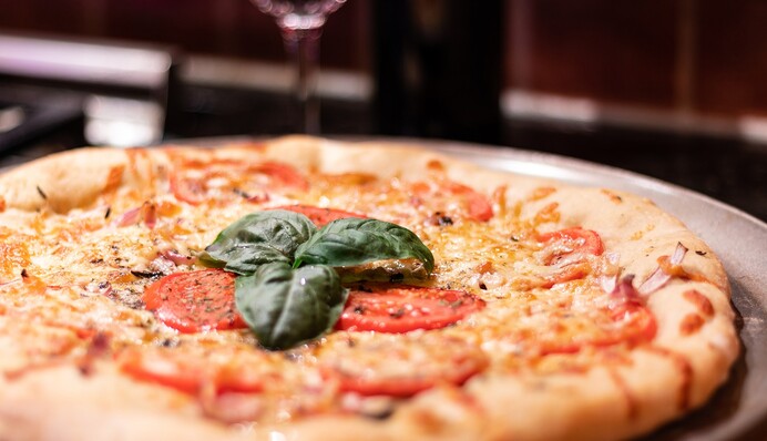 Как приготовить вкусную быстро-пиццу с ветчиной и огурцами: простой рецепт