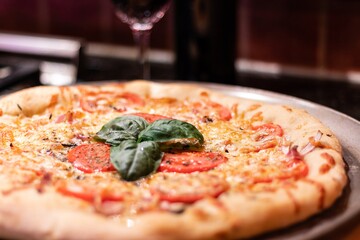 Как приготовить вкусную быстро-пиццу с ветчиной и огурцами: простой рецепт