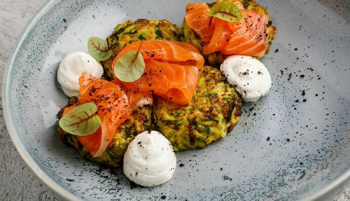 Готовим ароматные оладьи из кабачка с лососем: простой рецепт