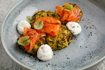 Готовим ароматные оладьи из кабачка с лососем: простой рецепт