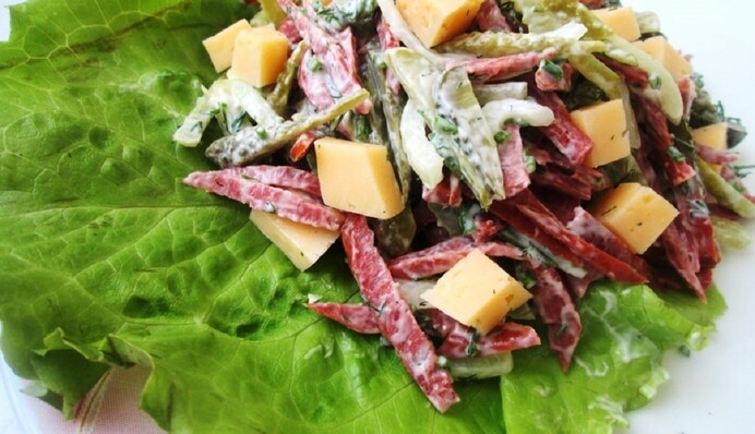 Готовим дома Охотничий салат с копченой колбасой: простой рецепт