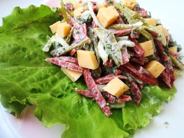 Готовим дома Охотничий салат с копченой колбасой: простой рецепт