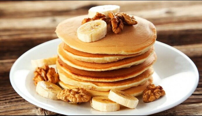 Как приготовить на завтрак воздушные овсяные панкейки с бананом: простой рецепт