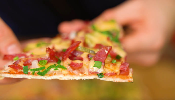 Как приготовить быструю пиццу на сковороде: простой рецепт за 10 минут