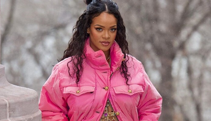 Беременная Рианна показала новое домашнее фото с растущим животиком