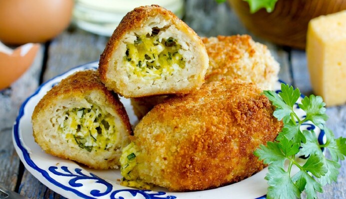 Как приготовить хрустящие картопляники с сыром внутри: простой рецепт