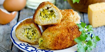 Как приготовить хрустящие картопляники с сыром внутри: простой рецепт