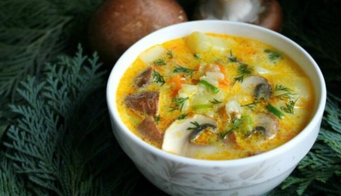 Як приготувати сирний крем-суп з грінками та зеленню: простий рецепт