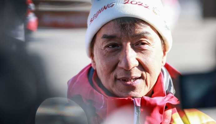 Джекі Чан проніс факел вздовж Великої Китайської стіни перед стартом Олімпійських ігор-2022