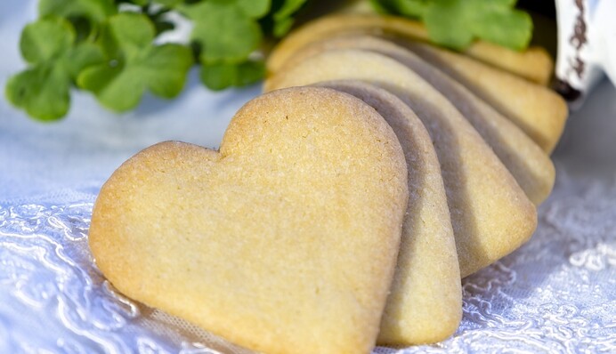 Печемо фігурне пісочне печиво на День святого Валентина: простий рецепт