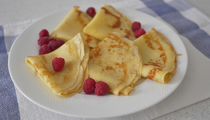 Як приготувати тонкі заварні млинці на кефірі: детальний рецепт