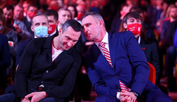 Будемо тримати удар: Кличко і соратники провели форум у Києві