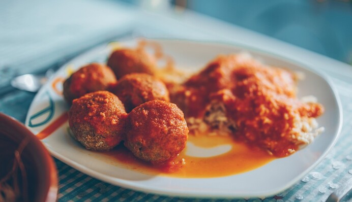 Як приготувати м'ясні тефтелі з рисом та підливою: простий рецепт