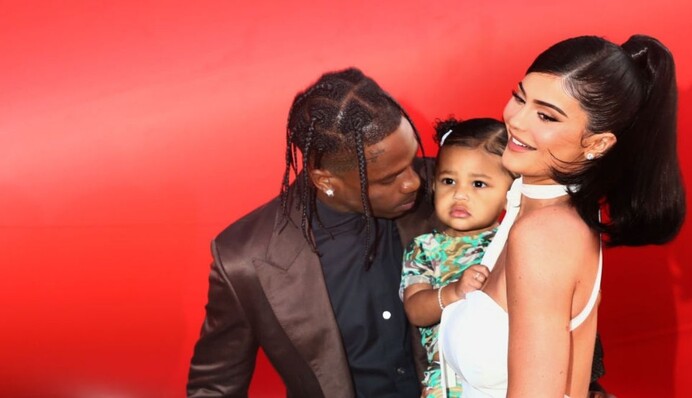 Кайли Дженнер второй раз стала мамой и показала нежное фото с малышом