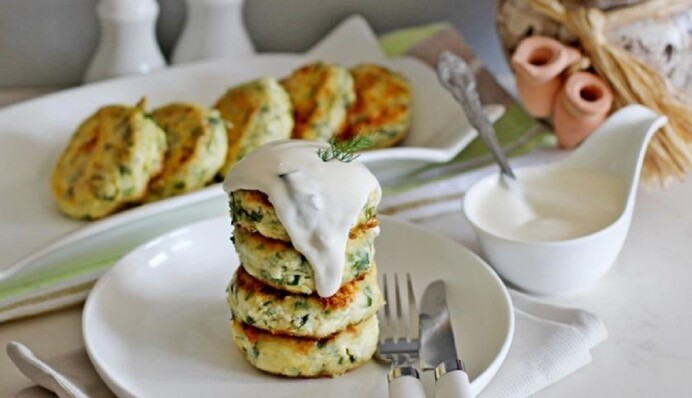 Як приготувати ароматні сирники з бринзою та зеленню: простий рецепт