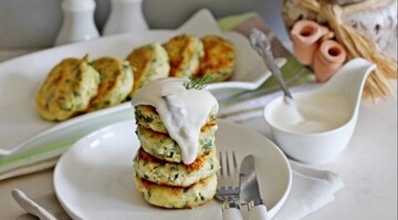 Як приготувати ароматні сирники з бринзою та зеленню: простий рецепт